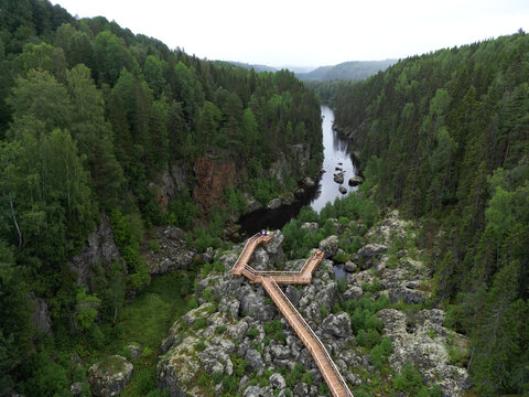 Die einzigartige wundersch&ouml;ne Landschaft beim D&ouml;da Fallet - einem trockenen Wasserfall - in Schweden mit der Drohne fotografiert