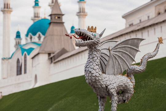 Russia, Republic of Tatarstan, Kazan city, September 2023 Metal sculpture of Zilant, the symbol of Kazan, against the background of the Kazan Kremlin with the Kul Sharif Mosque.