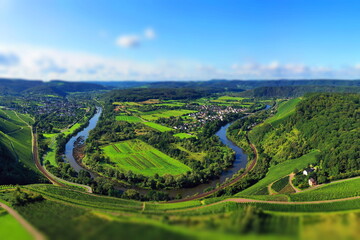 Wiltinger Saarbogen. Der Fluss windet sich durch das Tal und ist von Weinbergen und grünen...