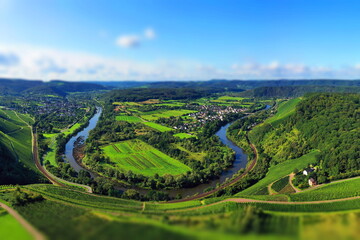 Wiltinger Saarbogen. Der Fluss windet sich durch das Tal und ist von Weinbergen und grünen Wäldern umgeben. Kanzem, Rheinland-Pfalz, Deutschland.