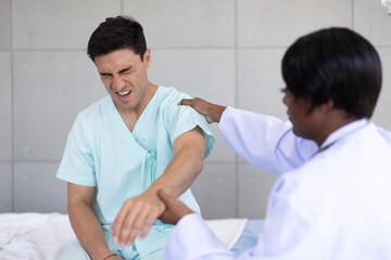 Obraz premium Patient sport male meeting physiotherapist doctor for muscle joint pain physical therapist recovery in hospital clinic