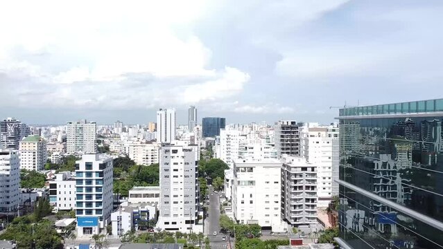 Vista a&eacute;rea de avenida principal winston churchill, apreciamos grandes edificios comerciale y residenciales. hermos dia soleado en la capital con ligero trafico. UHD