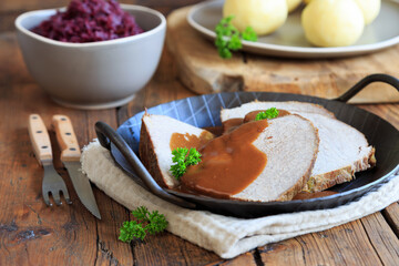 Sauerbraten vom Rind mit Klößen und Rotkohl