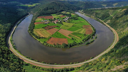 Flussschleife der Saar. Der Fluss windet sich durch das Tal und ist von grünen Hügeln und Wäldern umgeben. Serrig, Kastel-Staadt, Taben-Rodt, Rheinland-Pfalz, Deutschland.