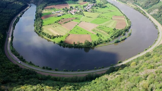 Flussschleife der Saar. Der Fluss windet sich durch das Tal und ist von gr&uuml;nen H&uuml;geln und W&auml;ldern umgeben. Serrig, Kastel-Staadt, Taben-Rodt, Rheinland-Pfalz, Deutschland.