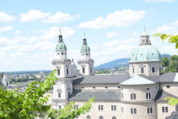 Fototapeta na wymiar Salzburger Dom in der Altstadt vom Mönchsberg aus fotografiert 