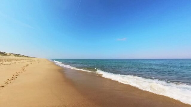 wundersch&ouml;ner einsamer menschenleerer Sandstrand, Horizont, Brandung, Wellen, Fu&szlig;spuren