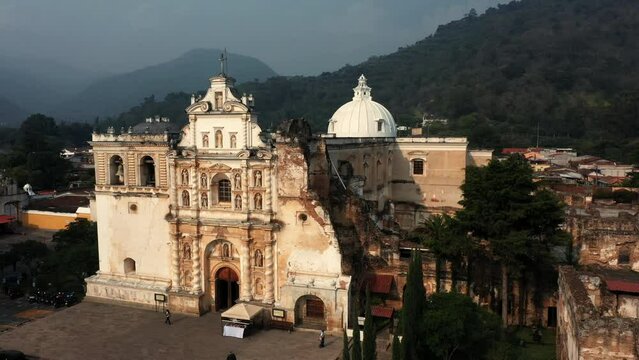 Templo iglesia parroquia del Santo Hermano Pedro de Antigua Guatemala fachada vieja antigua en latnoam&eacute;rica centroamerica edificios en construcci&oacute;n viejos ruinas patrimonios en el entro de la ciudad
