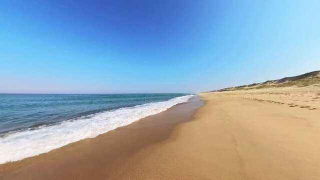 wundersch&ouml;ner einsamer menschenleerer Sandstrand, Horizont, Brandung, Wellen, Fu&szlig;spuren