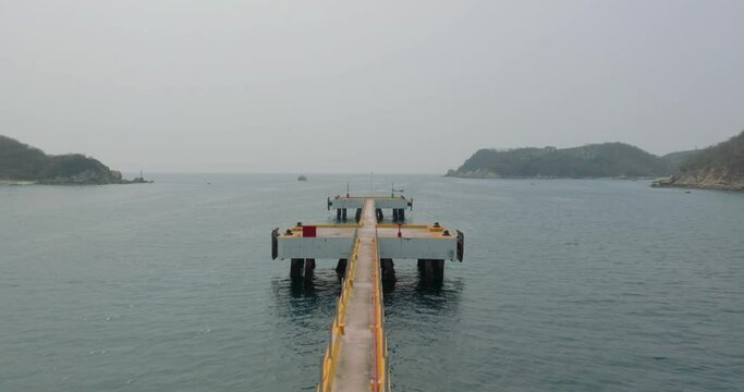 muelle en la bah&iacute;a. Vista de dron 4k