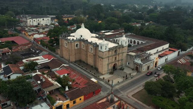 Templo hist&oacute;rico en la ciudad Antigua Guatemala Centroamerica latinoamerica vista a&eacute;rea panor&aacute;mica iglesia católica religi&oacute;n catolicismo parroquia en la plaza central en el centro de la ciudad