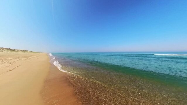 wundersch&ouml;ner einsamer menschenleerer Sandstrand, Horizont, Brandung, Wellen, Fu&szlig;spuren