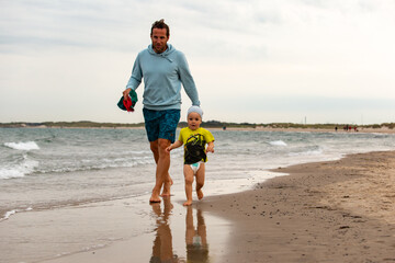 Papa und Sohn am Strand