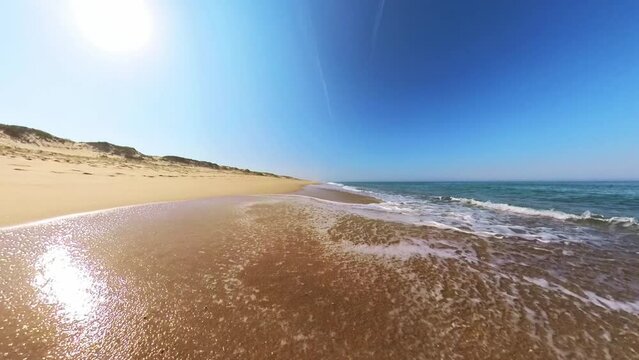 wundersch&ouml;ner einsamer menschenleerer Sandstrand, Horizont, Brandung, Wellen, Fu&szlig;spuren