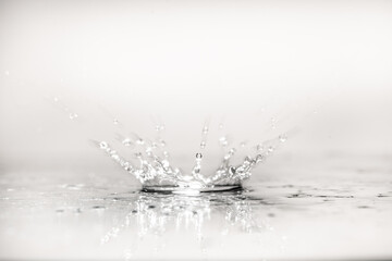 Macro de corona de gota de agua al chocar con superficie, blanco y negro, transparencia