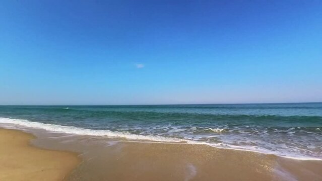 wundersch&ouml;ner einsamer menschenleerer Sandstrand, Horizont, Brandung, Wellen, Fu&szlig;spuren