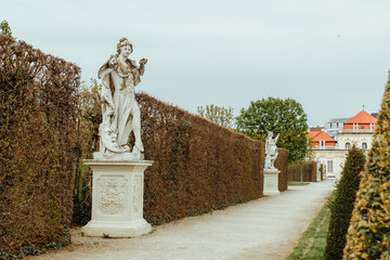 Estatuas en Jardin del palacio Belvedere - obrazy, fototapety, plakaty