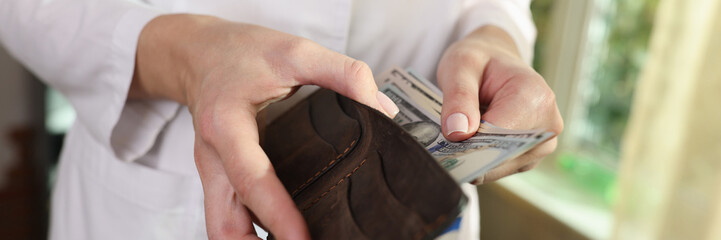 Female doctor hides money in wallet in hospital.