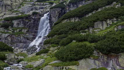 Wodospad Skok spływający z gór.