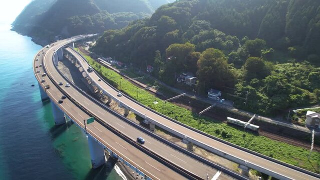 ドローン・空撮　親不知海岸と北陸自動車道（親不知ピアパーク周辺）