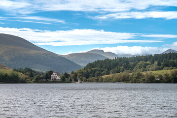 Le lac de guèry en Auvergne en France en automne 