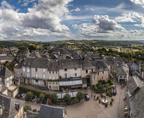 Donzenac (Corrèze, France) - Vue panoramique aérienne du village médiéval depuis le clocher de l'église Saint Martin - 649459012