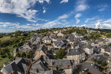 Donzenac (Corrèze, France) - Vue panoramique aérienne du village médiéval depuis le clocher de l'église Saint Martin - 649459085