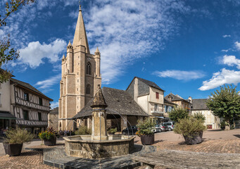 Donzenac (Corrèze, France) - Vue panoramique de l'église saint Martin, d'une maison à colombage, de la halle et de la fontaine - 649459218
