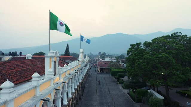 Museo Nacional de Arte plaza central de Antigua Guatemala Banderas ondeando al viento palacio de los capitanes generales centro de la ciudad  calles y palacio nacional patriotismo