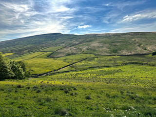 Obraz premium Panoramic landscape, with a late day view of, fields, valleys and hills near, Beggarmans Road, Hawes, UK