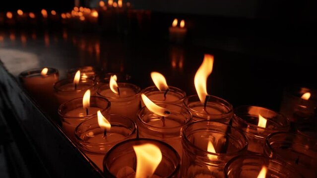 Velas veladoras candelas de cera y parafina veladoras encendidas con fe y esperanza tradici&oacute;n oraci&oacute;n meditaci&oacute;n en iglesia templo cat&oacute;lico santuario parroquia