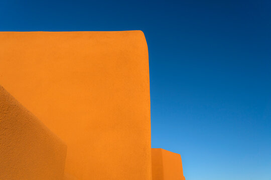 USA, New Mexico, Santa Fe, Adobe walls against blue sky