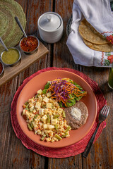 huevos revueltos con ejotes, salsa mexicana y panela de rancho