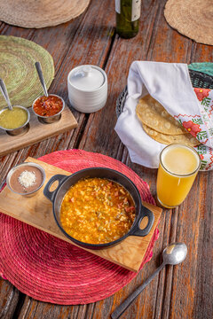 desayuno mexicano de huevos revueltos en caldo picante con longaniza y nopales comida tipica