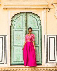 Obraz premium Indian young woman at city palace Jaipur in Rajasthan state, India