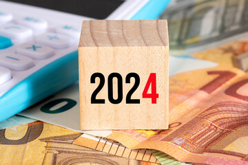  Euro Geldscheine, Taschenrechner und die Finanzen im Jahr 2024