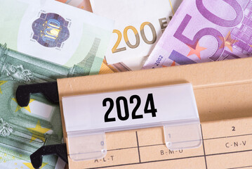 Euro Geldscheine und ein Ordner 2024