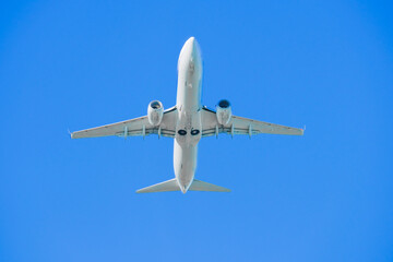 青空と離陸する飛行機