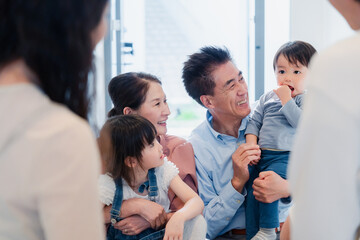 孫たちの家を訪問する祖父母