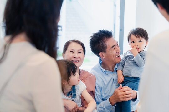 孫たちの家を訪問する祖父母