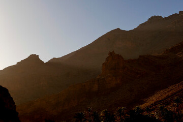 La valle dell'oasi di Tafraoute, Ait Mansour  circondata da montagne su cui sorgono antichi villaggi fortificati. Souss Massa, Marocco