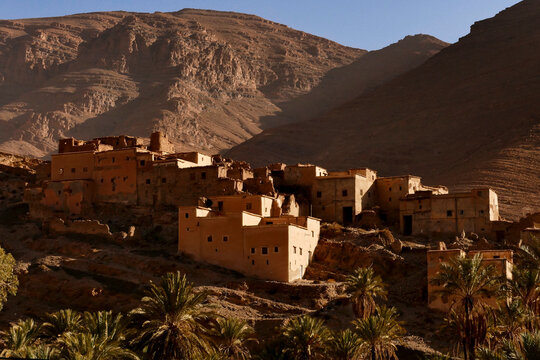 La valle dell'oasi di ait mansour circondata da montagne su cui sorgono antichi villaggi fortificati