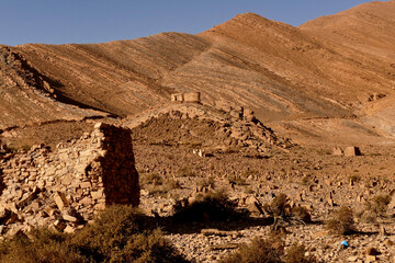 La valle dell'oasi di ait mansour circondata da montagne su cui sorgono antichi villaggi fortificati