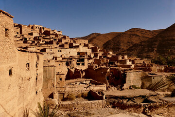 La valle dell'oasi di ait mansour circondata da montagne su cui sorgono antichi villaggi fortificati
