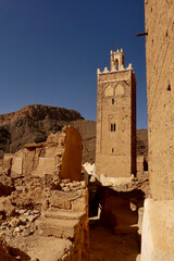 La moschea di Zaouia Timguidcht con il suo minareto dal tetto di tegole verdi. Regione di Tafraout, Souss Massa. Marocco