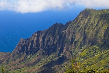Fototapeta na wymiar The Na Pali Coast is one of Kauai's most iconic landscapes. At the end of Koke'e State Park, you get a glimpse of the rugged cliffs that drop steeply to the Pacific