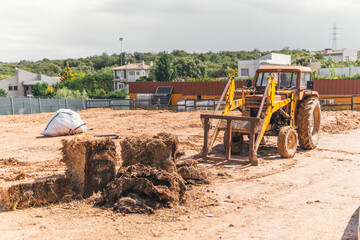 Obraz premium man moving straw with an old tractor