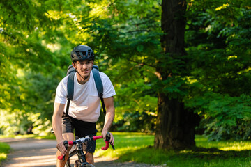 Obraz premium Cyclist on a bike on the road in the park