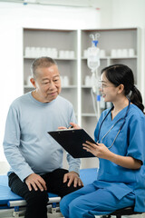 Elderly health checkups with a physician or psychiatrist who works with patients who are consulted in clinic.