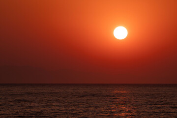 Sole che sorge all alba con cielo e luci calde color arancio